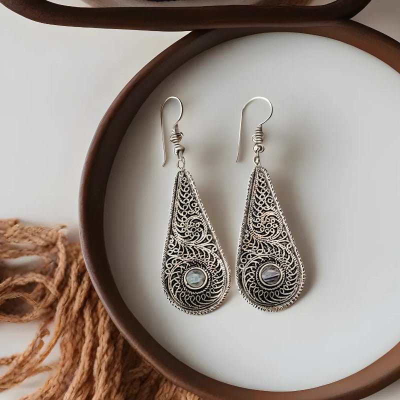 Cercei lungi cu detalii etnice si piatră naturală