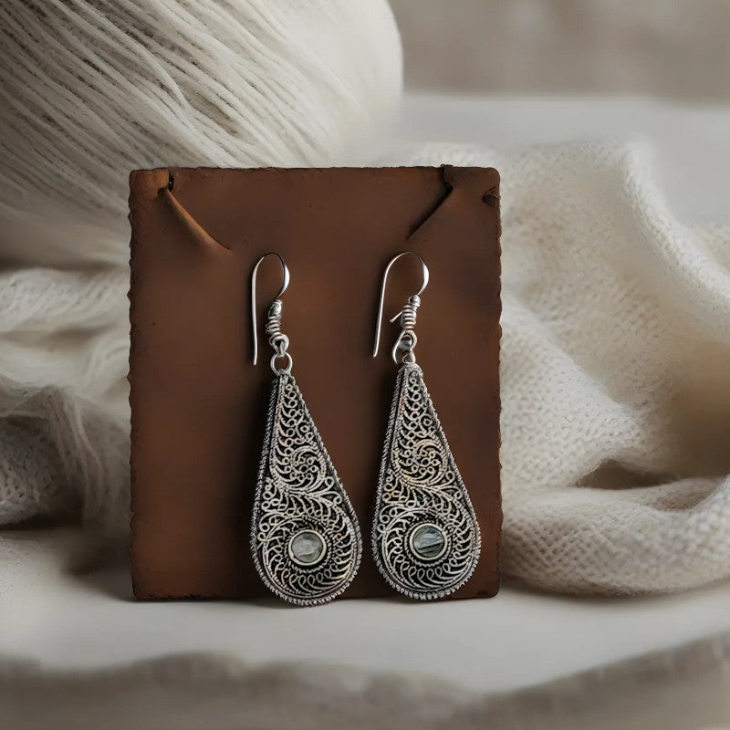 Cercei lungi cu detalii etnice si piatră naturală
