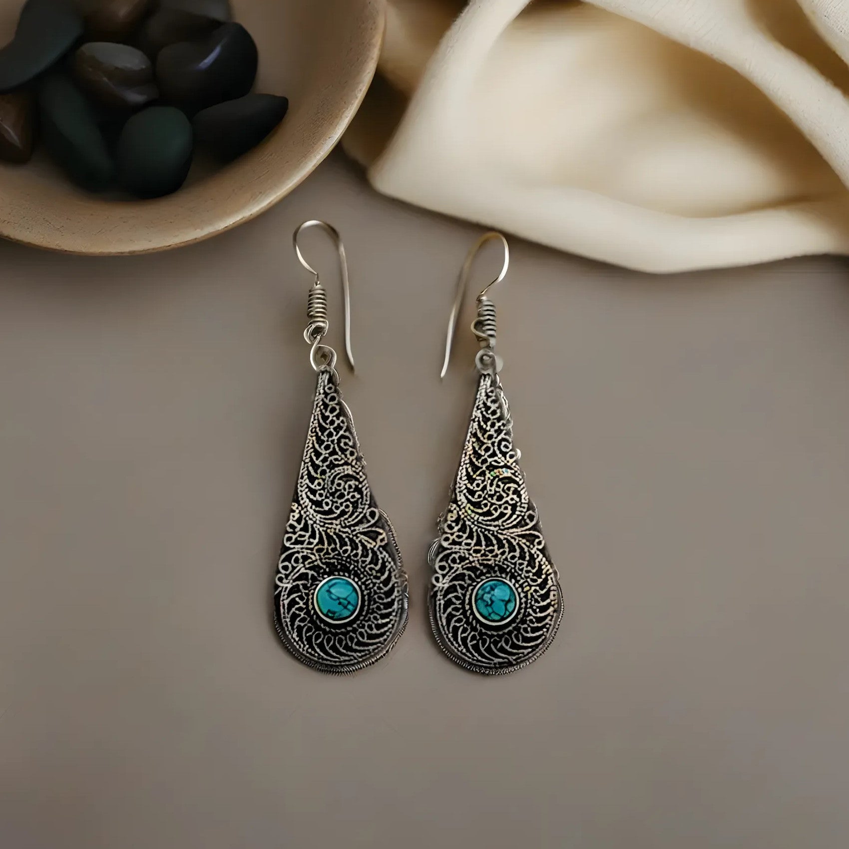 Cercei lungi cu detalii etnice si piatră naturală