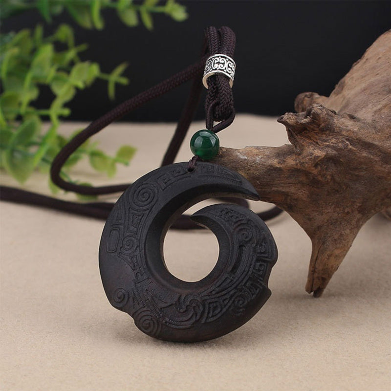 Colier handmade, din lemn de santal, cu modele etnice - Ilisio.ro