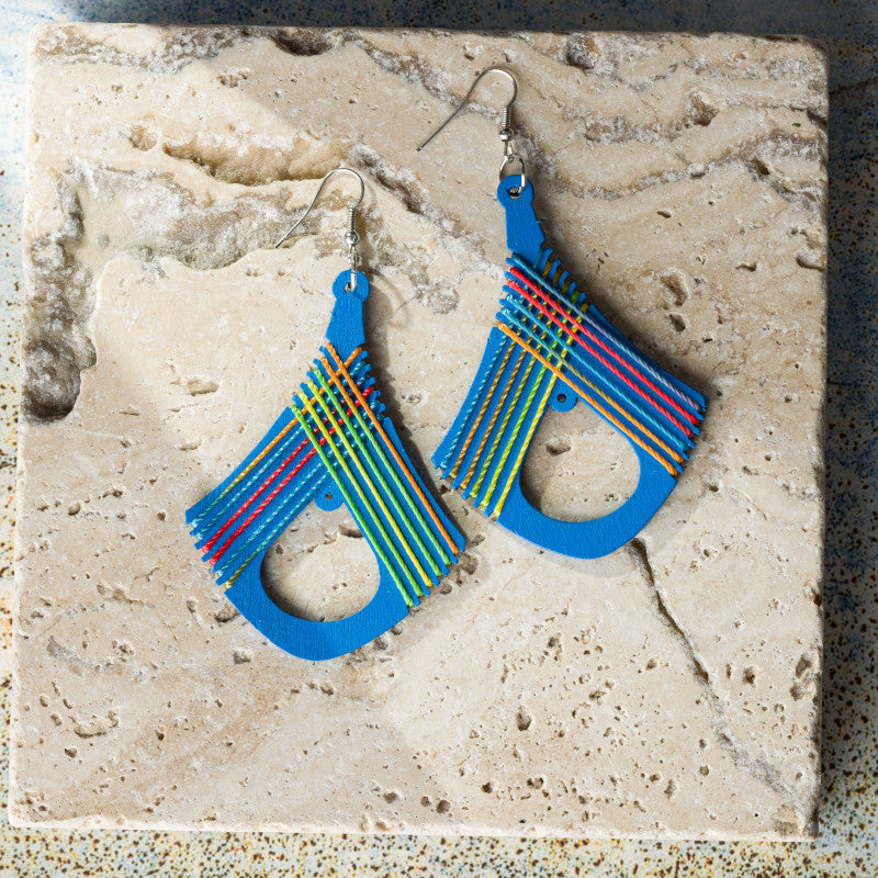 cercei geometrici albastri din lemn