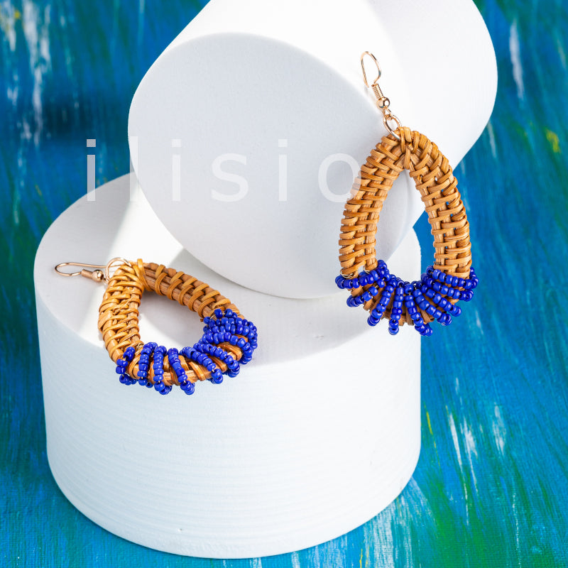 cercei lungi din ratan cu margele albastre