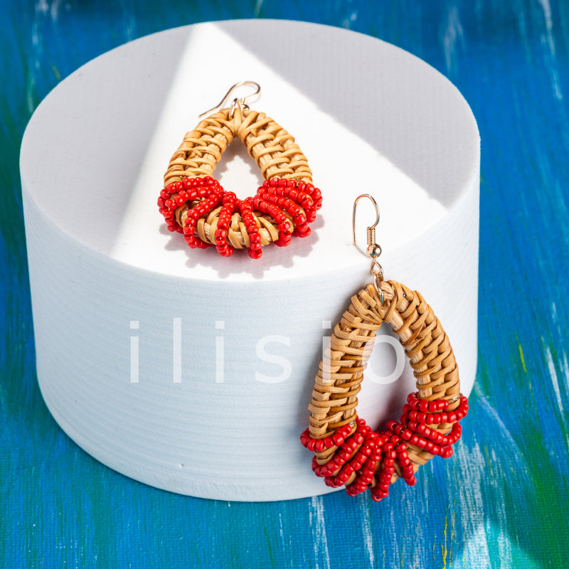 cercei lungi din ratan cu margele rosii