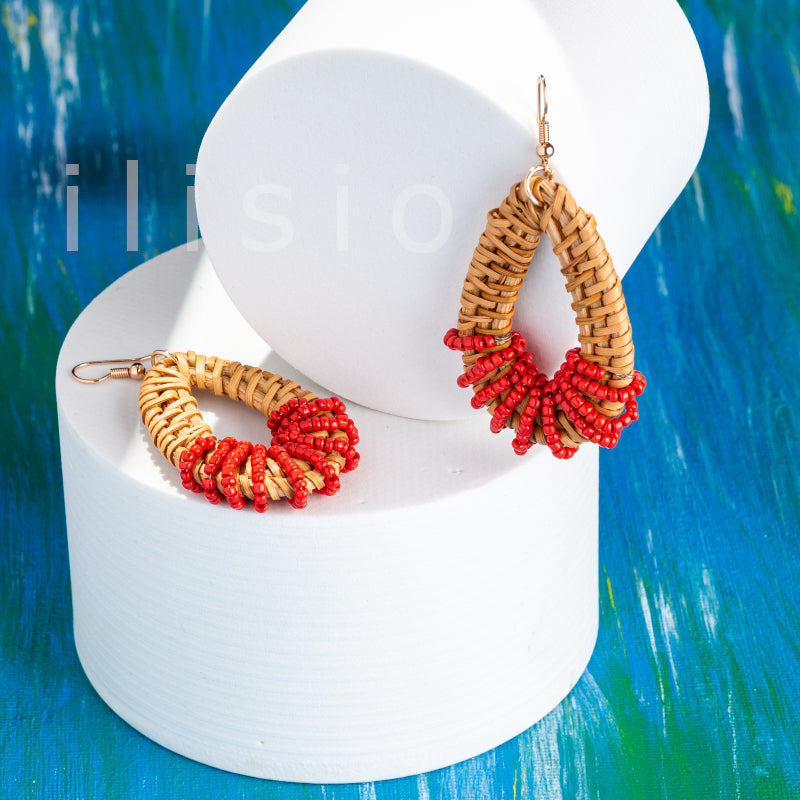 cercei handmade din ratan cu margele rosii