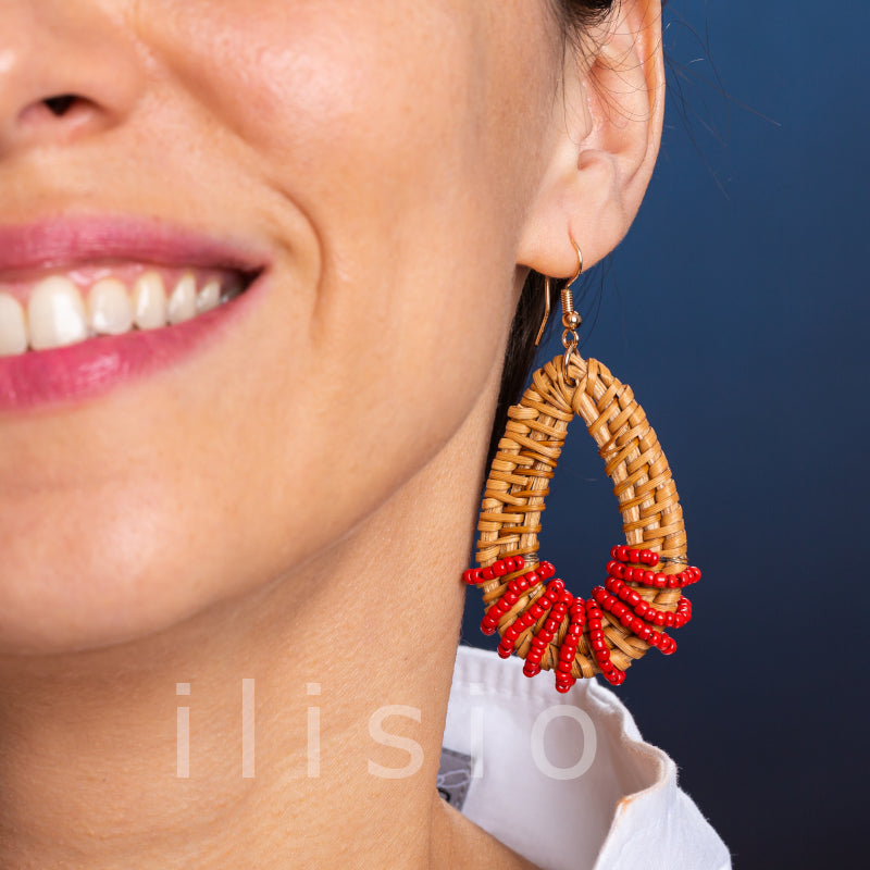 cercei lungi din ratan cu margele rosii