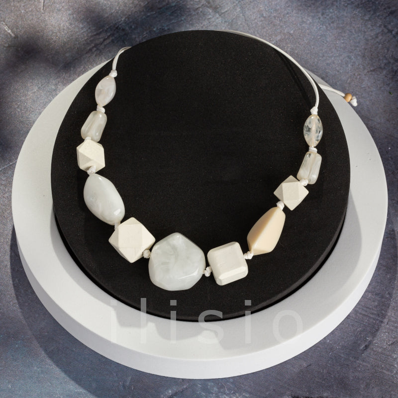 colier handmade lemn si acryl